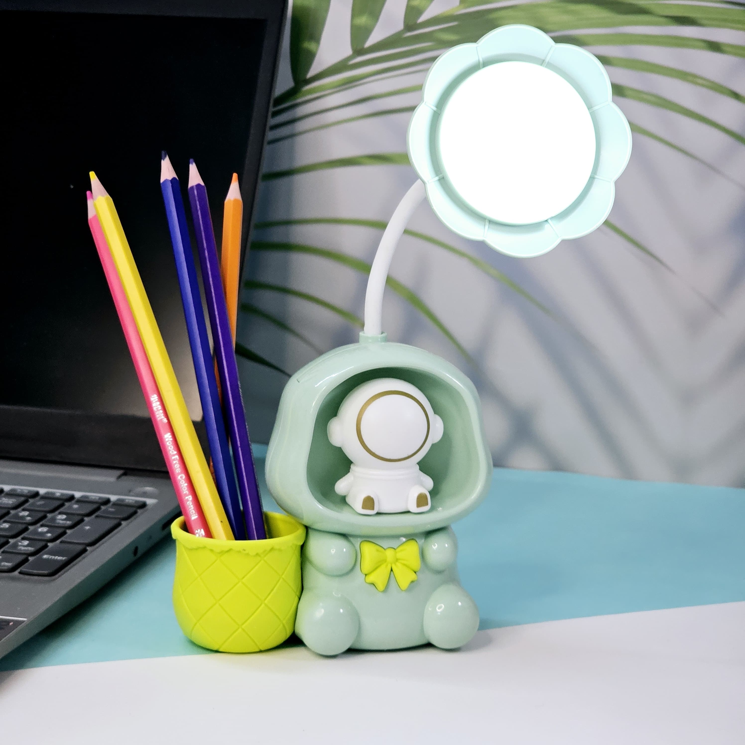 Colorful Usmile Toys children's desk lamps, shaped like cute astronauts with light-up heads and built-in compartments for pencils, ideal for a child's study area or bedroom." www.usmile.toys